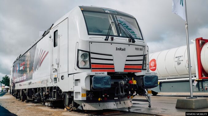 The first of six Siemens Mobility Vectron MS locomotive has been handed over to RTC at at the Transport Logistic exhibition 2025 in Munich.